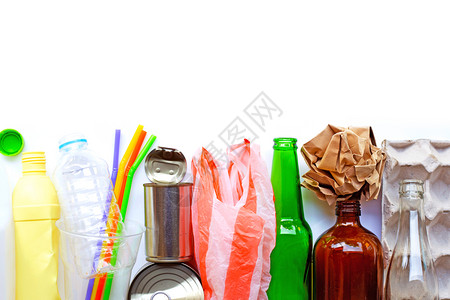 可回收的垃圾塑料瓶玻璃罐子和蛋纸盘以棕色胶合板背景图片