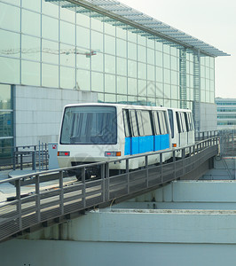 列车往返于德国法兰克福机场终点站之间的列车交通图片