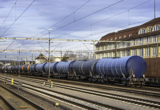 日落时德国单列火车站德意志蓝色货运列车和铁路商品运输图片