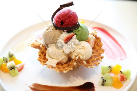 冰淇淋加华芙饼和水果图片