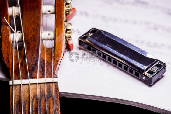 吉他和带音符的口琴图片