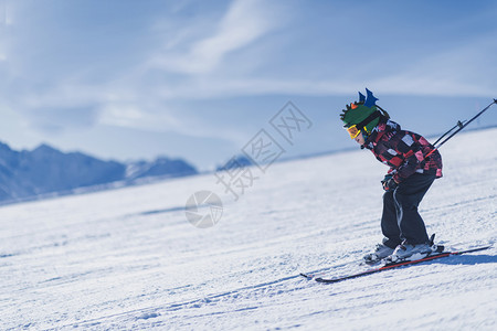 小孩带着头盔护目镜滑雪背景图片