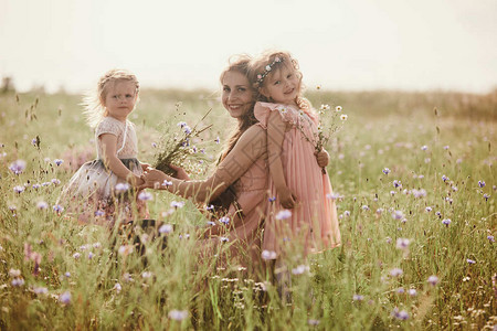 美丽的母亲和她小女儿户外活动自然美丽的母亲和孩子一起在公园玩耍幸福家庭的户外肖像快乐的母亲和快乐的一天喜悦母亲和婴儿美丽的母亲和图片