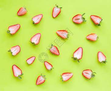 绿色背景的成熟草莓顶部视图图片
