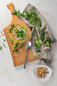 准备吃新鲜热辣的西兰花纯汤配有椰菜和鹦鹉叶放在木制桌上的碗里关闭健康饮食和生活方式顶层视图图片