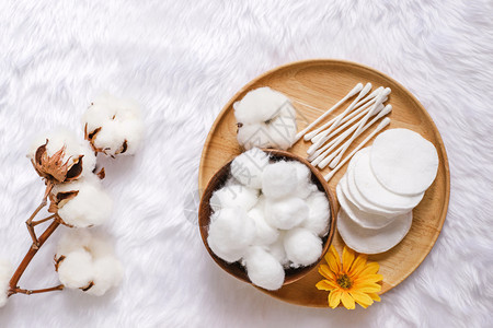有机棉花面纱垫球和芽用于在木制餐盘上摘除化妆品用天然棉花在白毛皮卫生和健康护理的活方式上图片