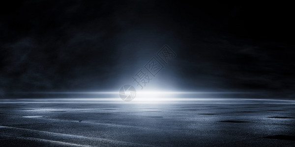 3d喷发湿沥青反射亮光探照灯烟雾在黑暗空旷的街道上抽象光芒黑暗背景空旷的街道夜视市黑暗背景图片
