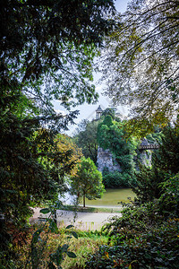 在buteschaumont公园PaisFrnciesbyl寺庙和Buteschaumont公园的池塘图片