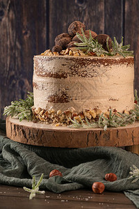 美味的巧克力和栗子蛋糕在餐桌上生锈的木制厨房柜台图片