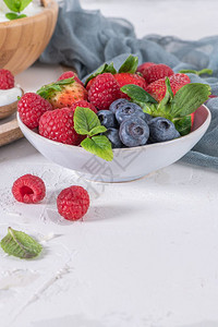 健康早餐的浆果一碗覆盆子蓝莓和草莓图片