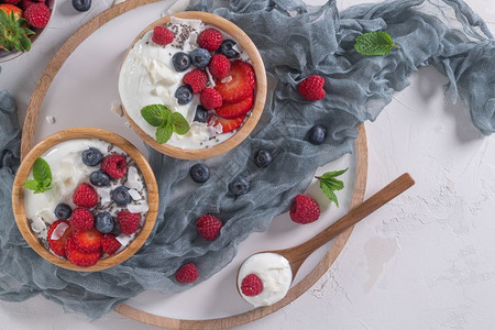 水果酸奶用于健康早餐俯视图图片