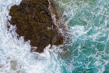 kouai北岸的海边滩垂直上下方的海浪在kouai岛lmhi海滩的岩石上坠落图片