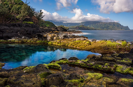 在kaui北岸的prnvle附近一个岩石池在kaui北岸称为quens浴池的长图像图片