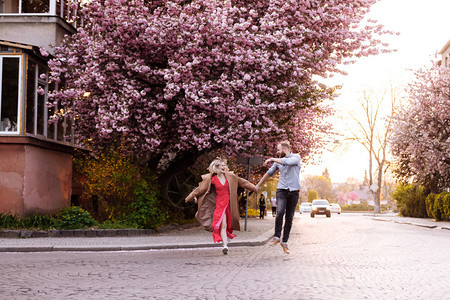 公园中一对夫妇快乐的奔跑图片