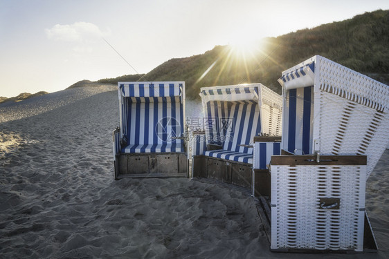 日出在锡尔特岛的沙滩椅上德国图片