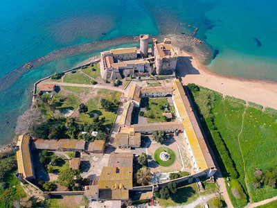 在意大利罗马以北的圣塔塞法拉城堡的空中观察图片