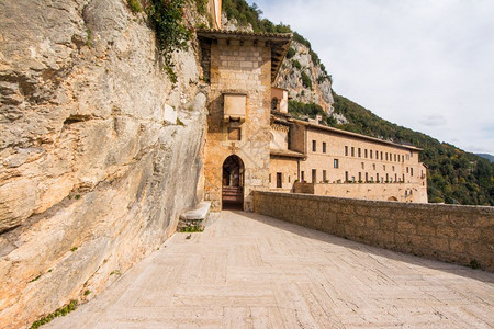 圣人贝内迪克特的圣洞穴修道院位于罗马拉齐奥意大利中部的亚比科省图片