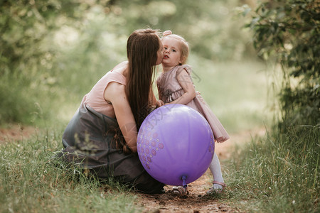 美丽的母亲和女儿在绿色田地里玩得开心带着气球的妈和女儿带着气球的妈和孩子女儿带着气球的妈和女儿图片
