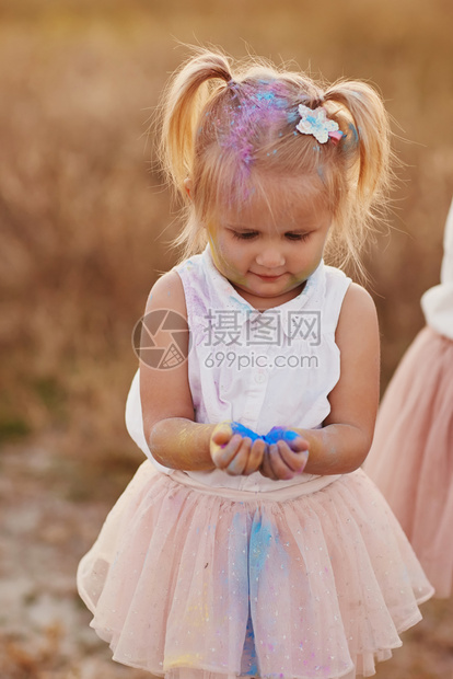 涂上彩色粉末的快乐女孩图片