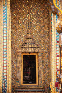 201年5月3日泰兰邦Bangko塔伊兰美丽优雅的古典金雕刻木头窗和大宫殿厦的墙壁watphrkewmraldbuha寺庙图片