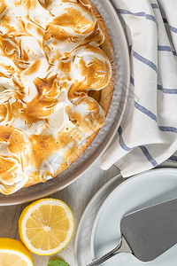 柠檬馅饼加蛋白奶油传统的美式蛋糕手工烘烤复制空间图片