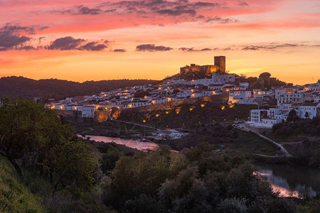 在梅尔托拉portugal村及其城堡的日落在alentjo地区的prtugal以南的portugal村图片
