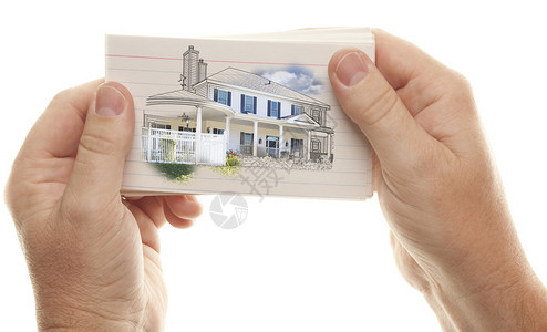 男手握着一堆闪存卡房子被孤立在白色背景上图片