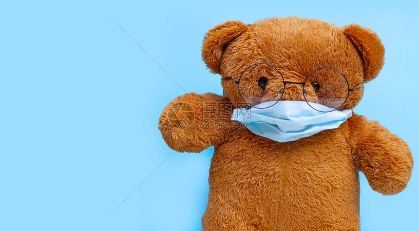 蓝色背景上戴面罩的泰迪熊复制空间