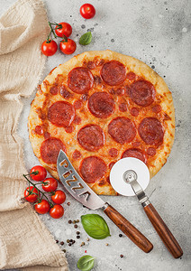 披萨和披萨刀番茄黑色高清图片