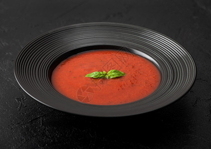 黑餐厅盘子底番茄奶油汤图片