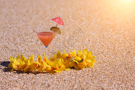 热带饮料和列伊在沙滩沿岸的上图片