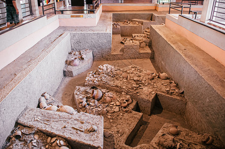 2019年4月2日泰兰古老的陶瓷容器和古代历史前人类骨骼位于禁焦昂博物馆的挖掘地点图片