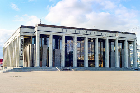 苏维埃建筑在宫殿的空广场明亮阳光下太阳光柔软贝勒鲁斯图片
