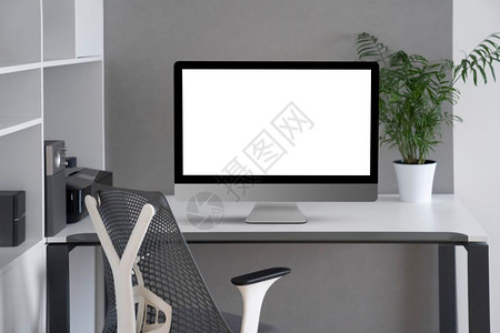 办公桌上有白色现代模拟计算机监视器矫形椅和办公桌上的绿锅复制空间家庭远程工作的概念现代办公工作空间装有计算机屏幕图片