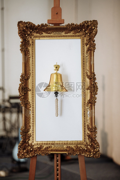 金镜框白色背景的金铃婚礼装饰选择焦点白色背景的金镜框选择焦点图片