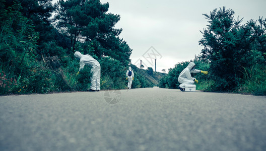 在空路上寻找样本的人群图片