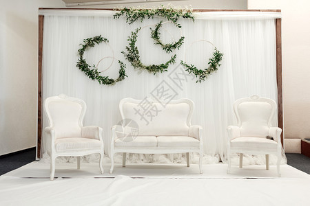由经典白色沙发和扶手椅组成的婚礼装饰图片