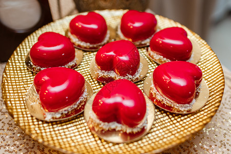 甜点现代情人节和日糖果棒时髦的慕斯蛋糕以红镜和椰子为形式的甜点现代情人节时装的慕斯蛋糕以红镜和椰子为形式的甜点现代情人节日图片
