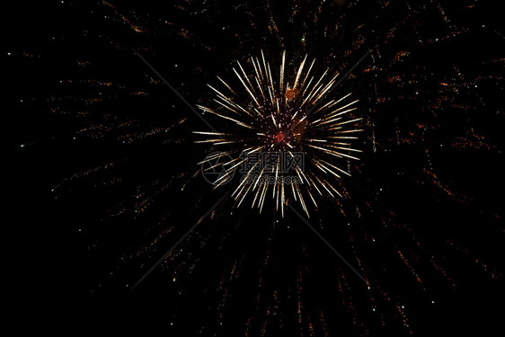 黑色天空背景的有烟花独立日july4的第四天图片