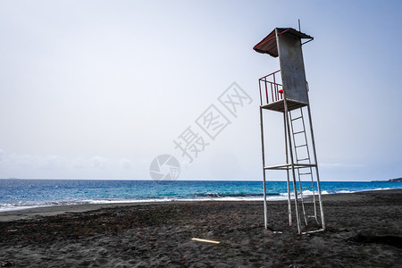 非洲雾岛角渡鸟轮中的救生塔椅子图片