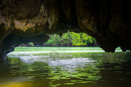 石灰岩悬崖的洞穴长海湾泰国图片