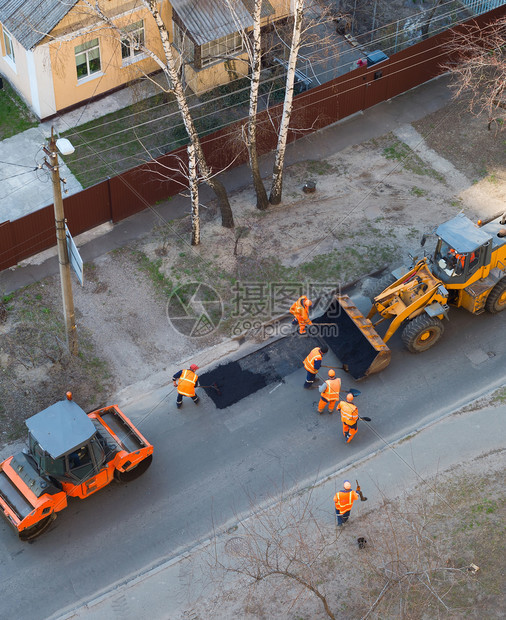 工人挖土机压修理道路图片