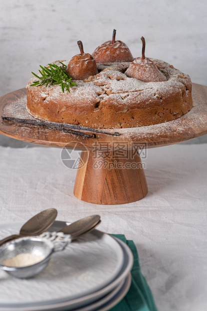 甜美的香料蛋糕梨子姜汁和肉桂在白色厨房柜台图片