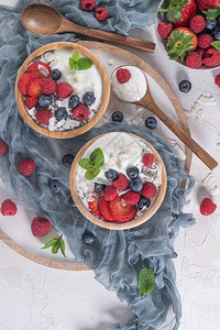 酸奶和浆果用于健康早餐俯视图图片