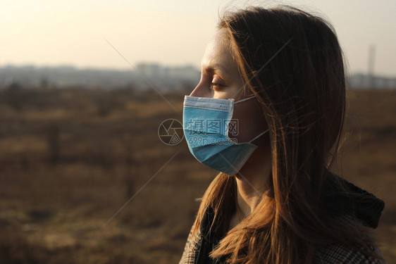 一名身戴保护面罩防止传染病冠状毒cornacvid19和户外流感的妇女照片贴紧了复制空间欧洲的冠状爆发流感传播预防拍摄一名身戴保图片