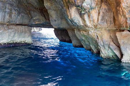 海水中美丽的岩石绿和蓝的海水中美丽岩石绿和蓝海水中美丽岩石图片