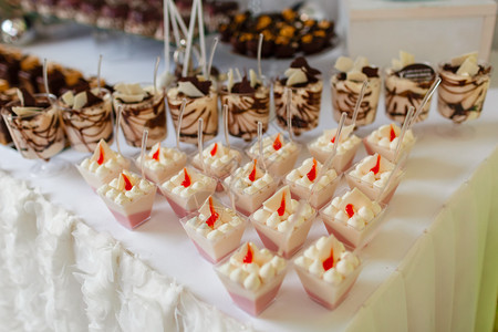 婚礼仪式上的糖果棒有很多不同的现代甜点蛋糕水果糖美味棒餐饮概念选择焦点婚礼上的糖果棒图片