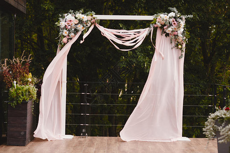 婚纱装饰外边有粉红白玫瑰和织物图片