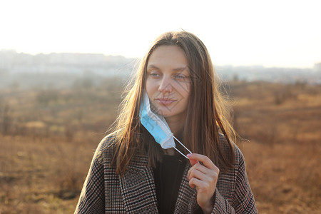 女在户外戴科手术面罩在欧洲爆发冠状流感传播预防女在室外戴科手术面罩女在室外预防冠状禽流感预防女在室外保护禽流感预防图片