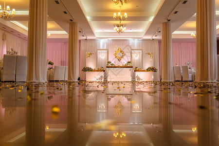 宴会厅的席上装饰着白花红和粉色绿的构成物宴会厅的席上装饰着白花红和粉色的构成物和绿宴会厅的席上装饰着白花红和粉色的构成物图片